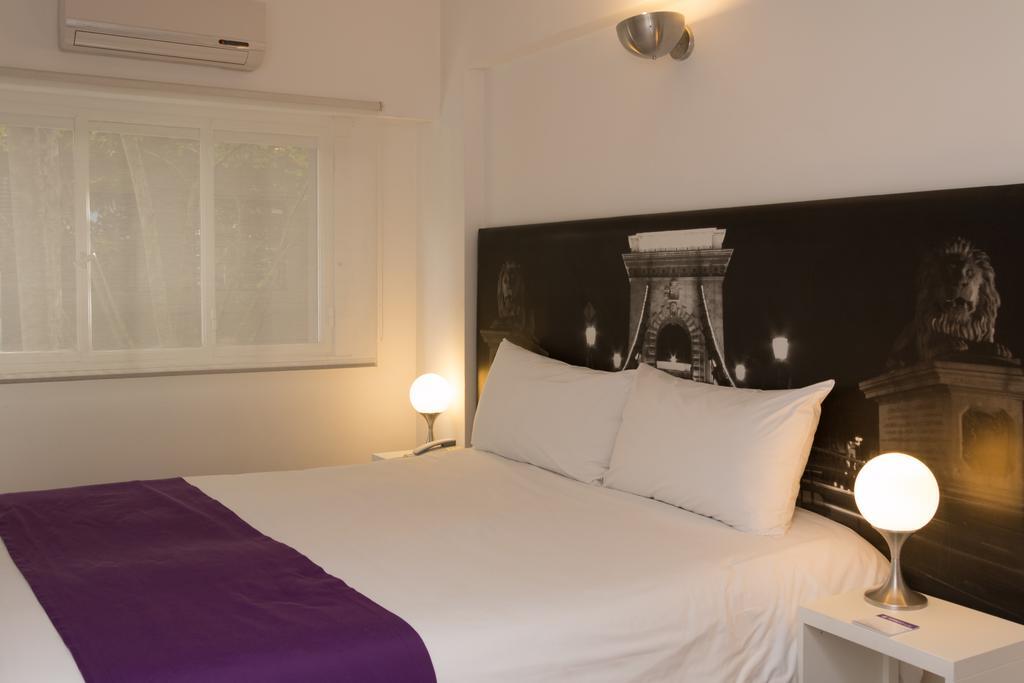 Quarto com Cama de Casal ou 2 de Solteiro